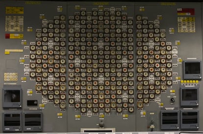Uno de los paneles de la sala de control de la planta nuclear de Ignalina, en Ucrania.