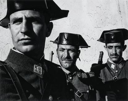 Imagen del fotoensayo 'Spanish Village', con tres guardias civiles en Deleitosa (Cáceres), 1951.
