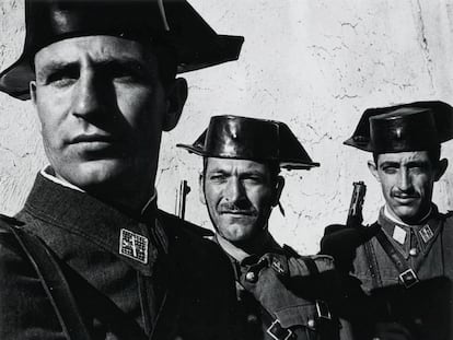 Imagen del fotoensayo 'Spanish Village', con tres guardias civiles en Deleitosa (Cáceres), 1951.