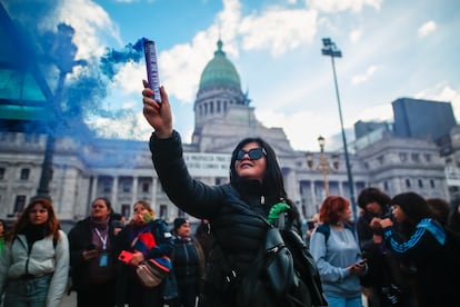 Una manifestante frente al Congreso Nacional, el 3 de junio.