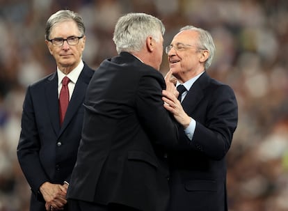 Florentino Pérez y Ancelotti, durante la entrega de trofeos.