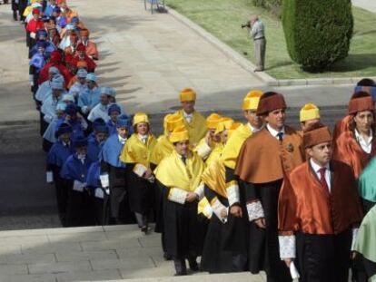 Desfile de profesores con toga y birrete durante la inaguraci&oacute;n de un curso universitario en la Universidad de C&oacute;rdoba.