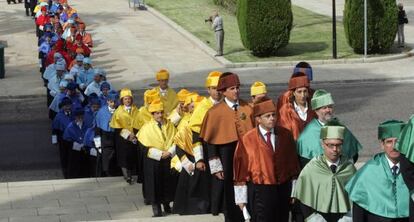 Desfile de profesores con toga y birrete durante la inaguraci&oacute;n de un curso universitario en la Universidad de C&oacute;rdoba.