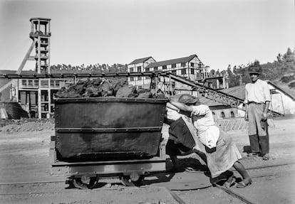 Dos trabajadoras empujan un vagón de carbón en São Pedro da Cova, Gondomar, Portugal, fotografiadas para el proyecto 'As Mulheres do Meu Pais' (1948-1950).