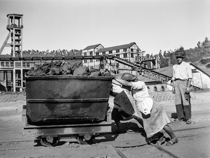 Dos trabajadoras empujan un vagón de carbón en São Pedro da Cova, Gondomar, Portugal, fotografiadas para el proyecto 'As Mulheres do Meu Pais' (1948-1950).