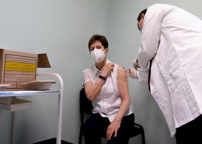 La médica Adrienne Kertesz recibe la primera vacuna de la covid en Hungría, este sábado. 
