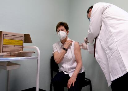 La médica Adrienne Kertesz recibe la primera vacuna de la covid en Hungría, este sábado.