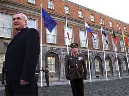 Ahern, tras la izada de bandera de la UE en la sede del Gobierno irlandés.
