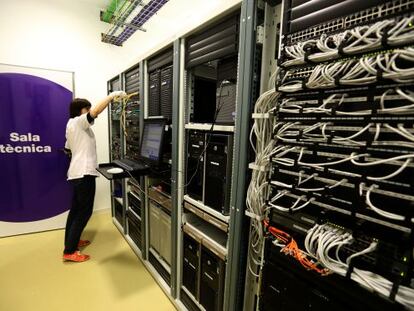 Les unitats processadores de la informació que ocupen una part de la sala tècnica del 2CR de Terrassa