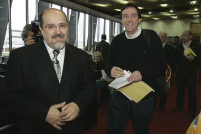 Txarli Prieto, por delante de Iñaki Gerenabarrena, y al fondo, a la derecha, Alfredo de Miguel en una asamblea de Caja Vital.