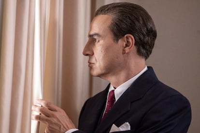 Alberto San Juan, como Cristóbal Balenciaga en el primer capítulo de la serie.