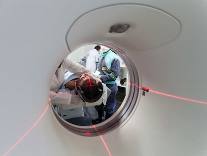Un paciente se somete a una resonancia magnética, en Goiânia, Brasil, en 2016.