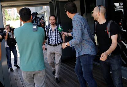 Pablo Iglesias, rodeado de reporteros.