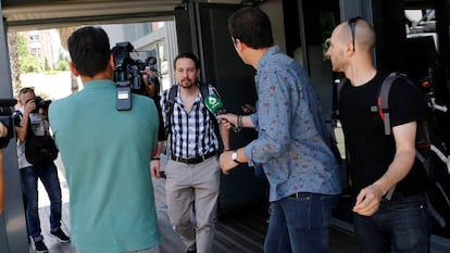 Pablo Iglesias, rodeado de reporteros.