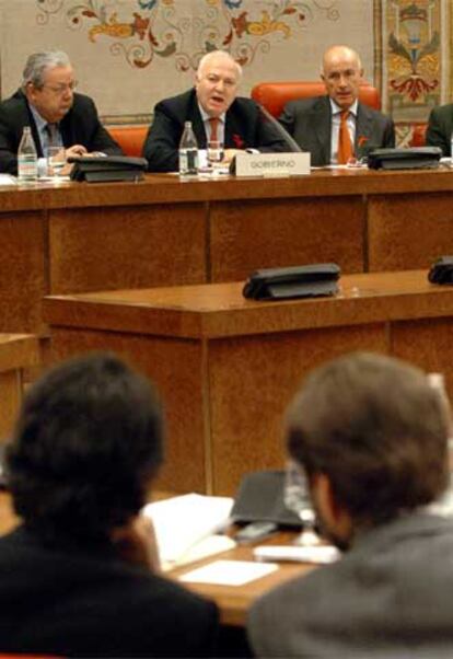 Moratinos se dirige a los diputados del PP Jorge Moraga y Gustavo de Arístegui, de espaldas, durante su comparecencia en el Congreso.