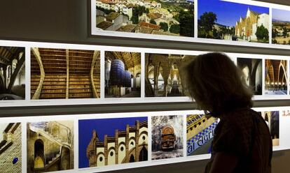 Varios de los 'cellers' modernistas en el montaje fotográfico de la exposición.