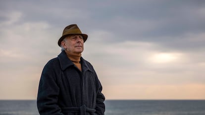 José Enrique Ruiz-Domènec, historiador y escritor, fotografiado en la playa de la Barceloneta.