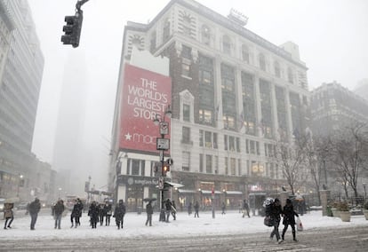 Personas caminando junto a la tienda MACY'S en Nueva York (EE UU). Las medidas contra la circulación de vehículos son tan drásticas que afectan hasta a las bicicletas de transporte de comida a domicilio.