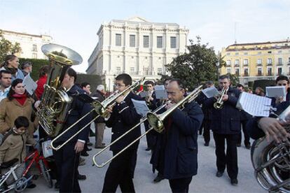 Algunos de los músicos que participaron ayer en el macroconcierto para bandas celebrado en la plaza de Oriente.