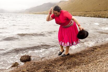 María Lluilema se moja la cabeza en las lagunas de Ozcogoche. Esta campesina indígena madre de seis hijos comenta que el agua de la vertiente se está secando. Entre los meses de junio y septiembre tiene lugar la temporada seca en esta zona de los Andes, lo que incrementa los conflictos alrededor del agua. En los últimos años el fenómeno del cambio climático ha recrudecido el problema. Los glaciares de las montañas de más de 5.000 metros de altura han reducido su volumen y, con ello, han disminuido las fuentes de agua para la población andina.