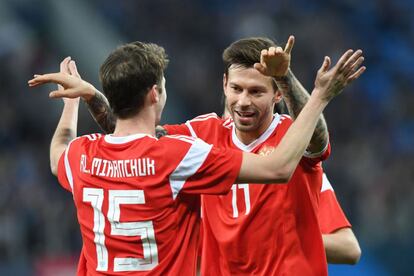 Los jugadores de Rusia, Aleksey Miranchuk y Fedor Smolov, celebran el segundo gol para su equipo.