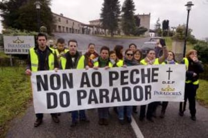 Trabajadores del Parador de Turismo de Verín durante la protesta que han llevado a las puertas del establecimiento hotelero.