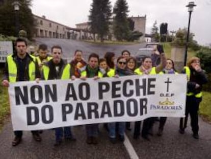 Trabajadores del Parador de Turismo de Verín durante la protesta que han llevado a las puertas del establecimiento hotelero.