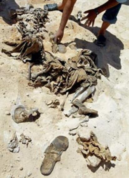 Un iraquí exhuma huesos de un muerto durante la rebelión chií de 1991.