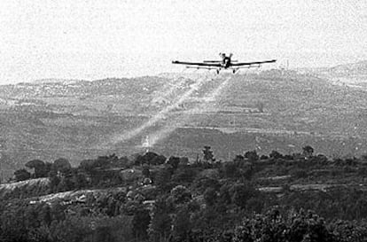 Las fumigaciones y el uso de pesticidas es una fuente de contaminación que se acumula en el ambiente.