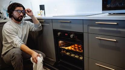 Un hombre abriendo el horno con las gafas empañadas.