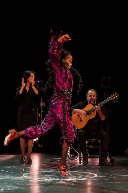 Yinka Esi Graves en primer plano. Detrás, la cantaora Rosa de Algeciras y el guitarrista Raúl Cantizano.  