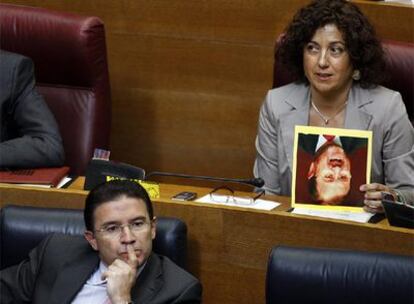 Carmen Ninet mostró una foto de Alejandro Font de Mora boca abajo durante el pleno de las Cortes ayer.