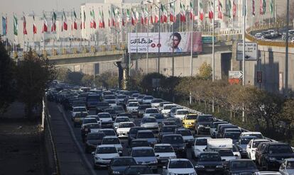 Un atasco en una carretera de Teherán.