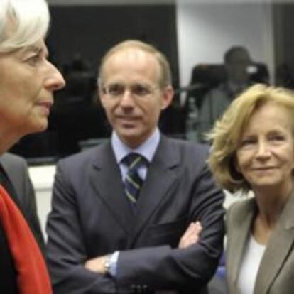 La ministra francesa de Finanzas, Christine Lagarde; el ministro de Presupuestos de Luxemburgo, Luc Frieden; la ministra de Economía y Hacienda española, Elena Salgado, y la ministra austriaca de Finanzas, Maria Fekter antes de la reunión del consejo de Eurogrupo en Luxemburgo.