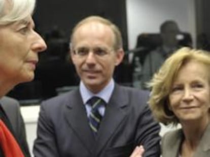 La ministra francesa de Finanzas, Christine Lagarde; el ministro de Presupuestos de Luxemburgo, Luc Frieden; la ministra de Economía y Hacienda española, Elena Salgado, y la ministra austriaca de Finanzas, Maria Fekter antes de la reunión del consejo de Eurogrupo en Luxemburgo.