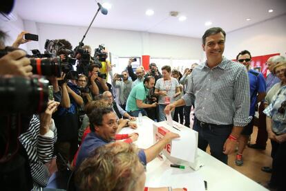 Pedro Sánchez votando esta mañana. De los tres candidatos a las primarias del PSOE es el que más tarde ha ido a votar.