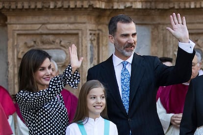Los reyes Felipe y Letizia acompañados de la infanta Sofía saludan al público concregado frente a la catedral de Mallorca.