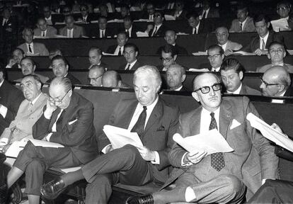 Un nubarrón de ministros fransquistas fue imputado por el 'informe Matesa' y absueltos por Franco en 1970. En la imagen, los procuradores leen el informe en cuestión en las Cortes