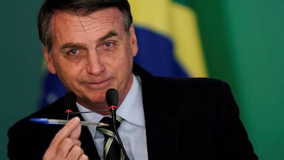 Bolsonaro, ao dizer que usa a caneta como arma para alterar o Estatuto do Desarmamento.