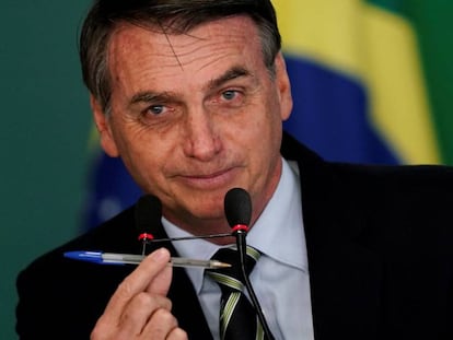 Bolsonaro, ao dizer que usa a caneta como arma para alterar o Estatuto do Desarmamento.