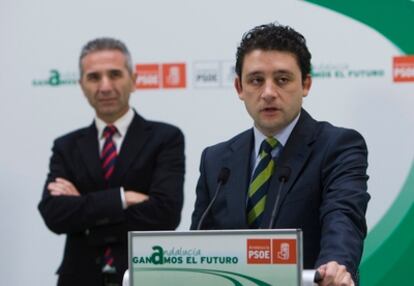 El secretario de organización del Psoe-A, Rafael Velasco, y el secretario de comunicaicón e imagen del partido, Migule Ángel Vazquez, durante el acto de presentación del lema del congreso extraordinario de los socialistas andaluces.