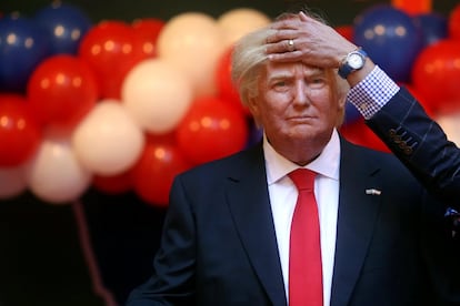 A museum worker fixes the hair of a life-sized wax statue of U.S. President-elect Donald Trump during an unveiling ceremony at Madrid's wax museum in Madrid, Spain, January 17, 2017. REUTERS/Susana Vera     TPX IMAGES OF THE DAY