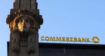 Un logotipo del Commerzbank en Berlín.