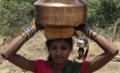 Varias mujeres recogen agua de un pozo en la ciudad de Gandole, a unos 67 kilómetros de Nashik (India).