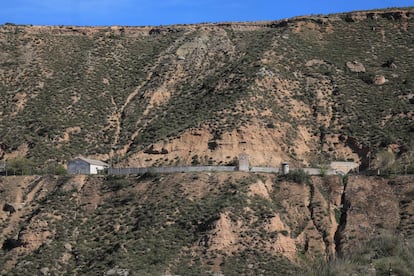 Una de las laderas del cerro El Viso, al suroeste de Alcalá de Henares (Madrid), cedido por el Ministerio de Defensa a la empresa militar Escribano Mechanical Engineering.