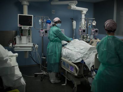 Sala UCI per a pacients amb coronavirus a l'hospital de Sant Pau de Barcelona. 