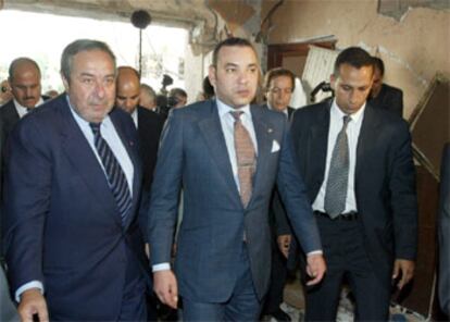 El Rey Mohamed VI de Marruecos durante su visita a una de las zonas afectadas por las acciones terroristas.