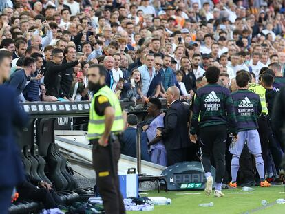 Vinicius Júnior se retiraba del terreno de juego de Mestalla tras ser expulsado el pasado domingo.