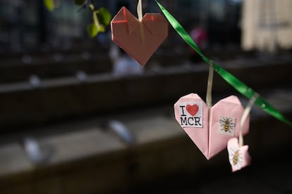 Detalle de un corazón de papel decorado con un dibujo de una abeja en una guirnalda de corazones en Manchester. 