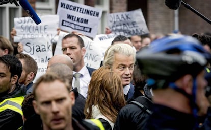 Manifestantes e policiais rodeiam a Geert Wilders durante um ato eleitoral.